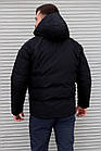 Чоловіча зимова куртка чорна однотонна без принтів коротка з капюшоном, фото 3