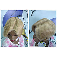 Натуральный парик блондинка короткая стрижка с имитацией на проборе лёгкая удобная модель
