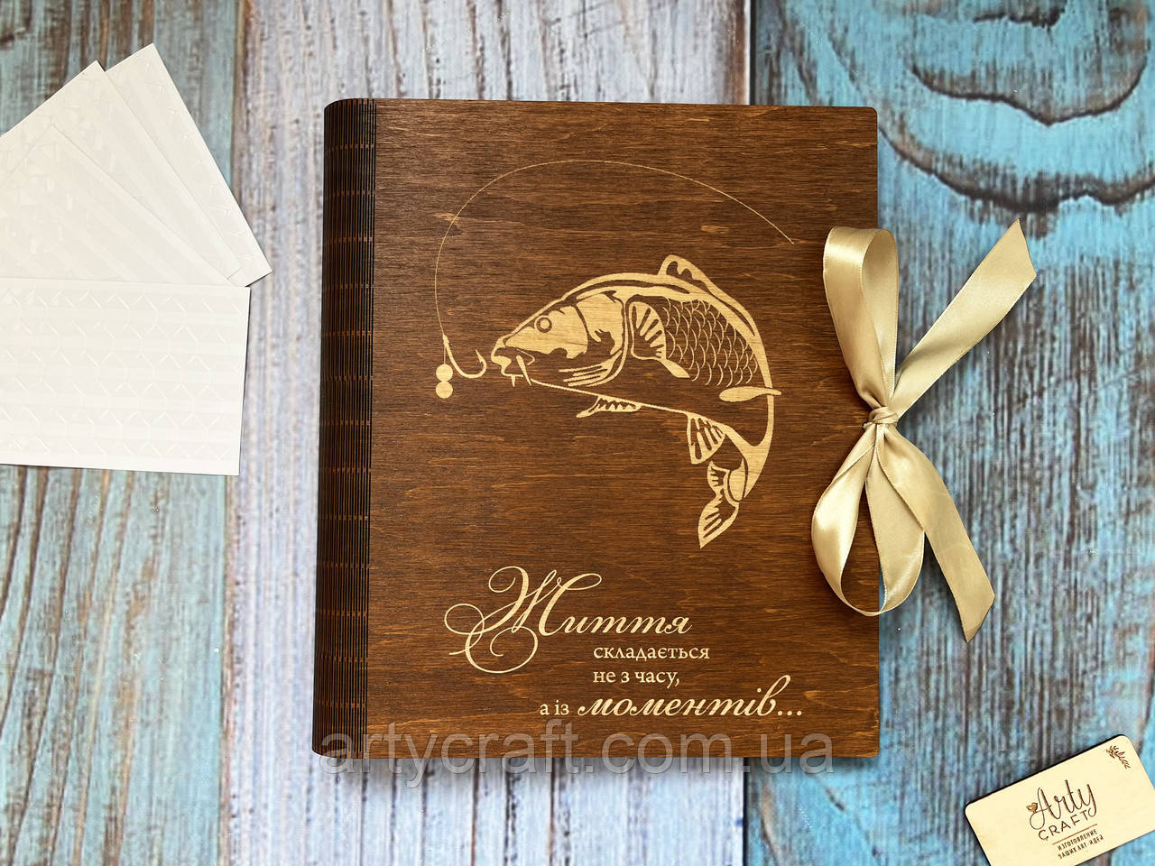 Подарунок для рибака, фотоальбом з гравіюванням риби на вудочці у дерев'яній обкладинці (листи А4 або 31х24 см) Дуб