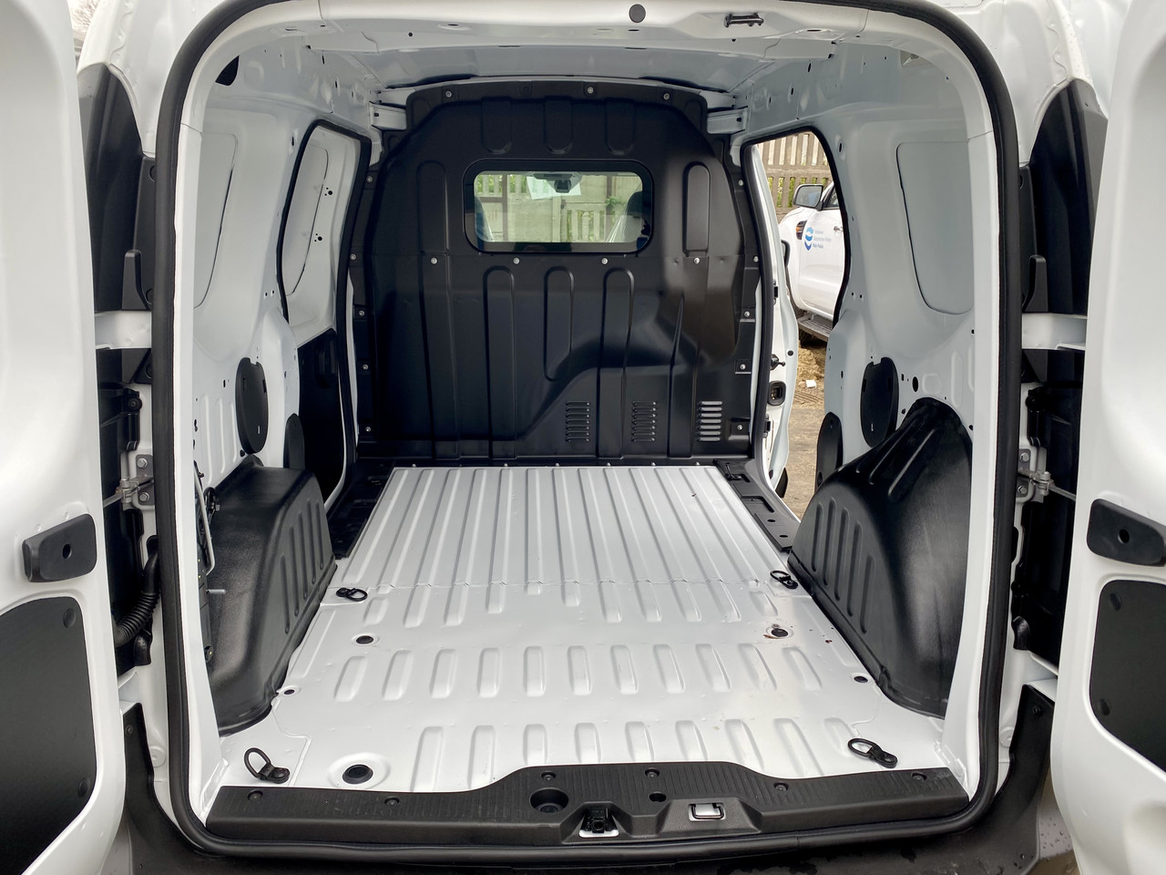 Пластикові захисні накладки на внутрішні колісні арки для RENAULT EXPRESS VAN 2021+, фото 2