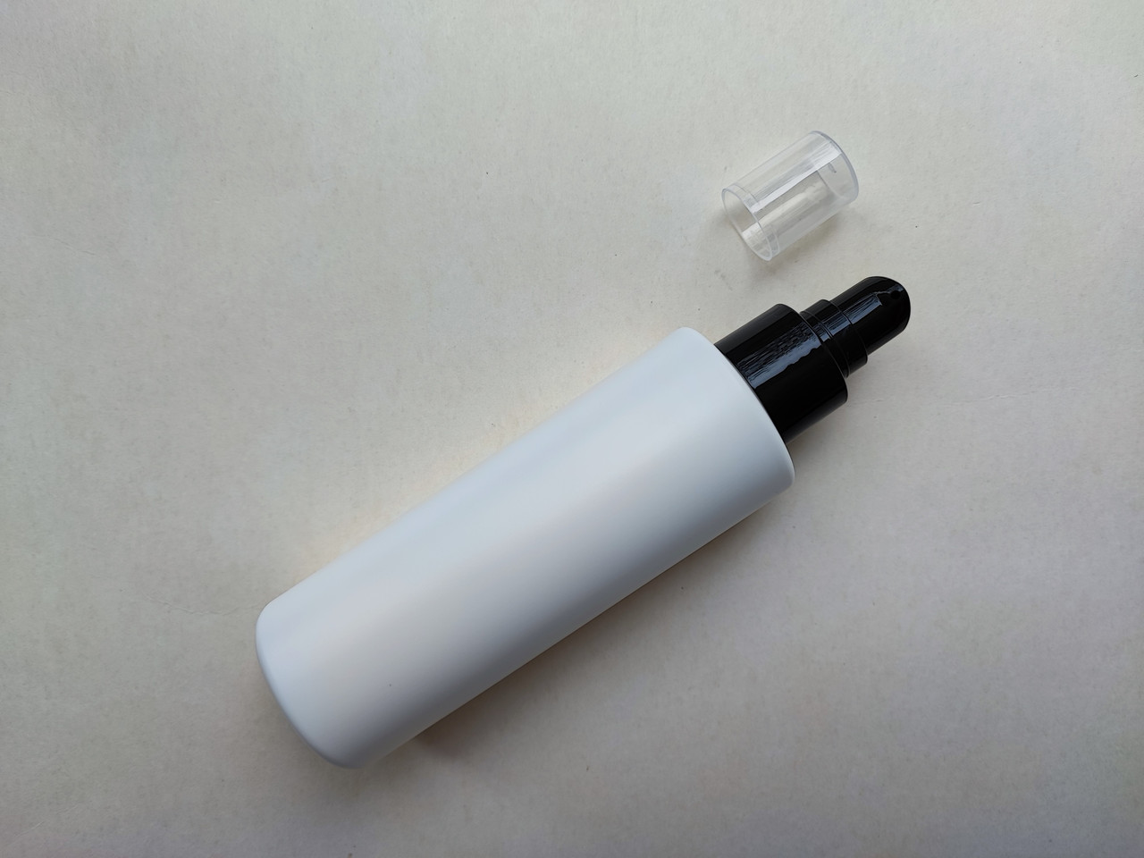 150 мл/24мм Поліетилен, HDPE білий ЦИЛІНДР з кремовим чорним дозатором 24/410 кругла пляшка, флакон, ємність пластикова