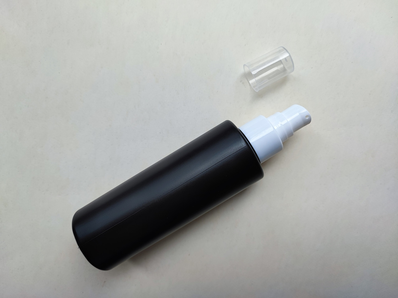 150 мл/24мм Поліетилен, HDPE чорний ЦИЛІНДР з кремовим білим дозатором 24/410 кругла пляшка, флакон, ємність пластикова