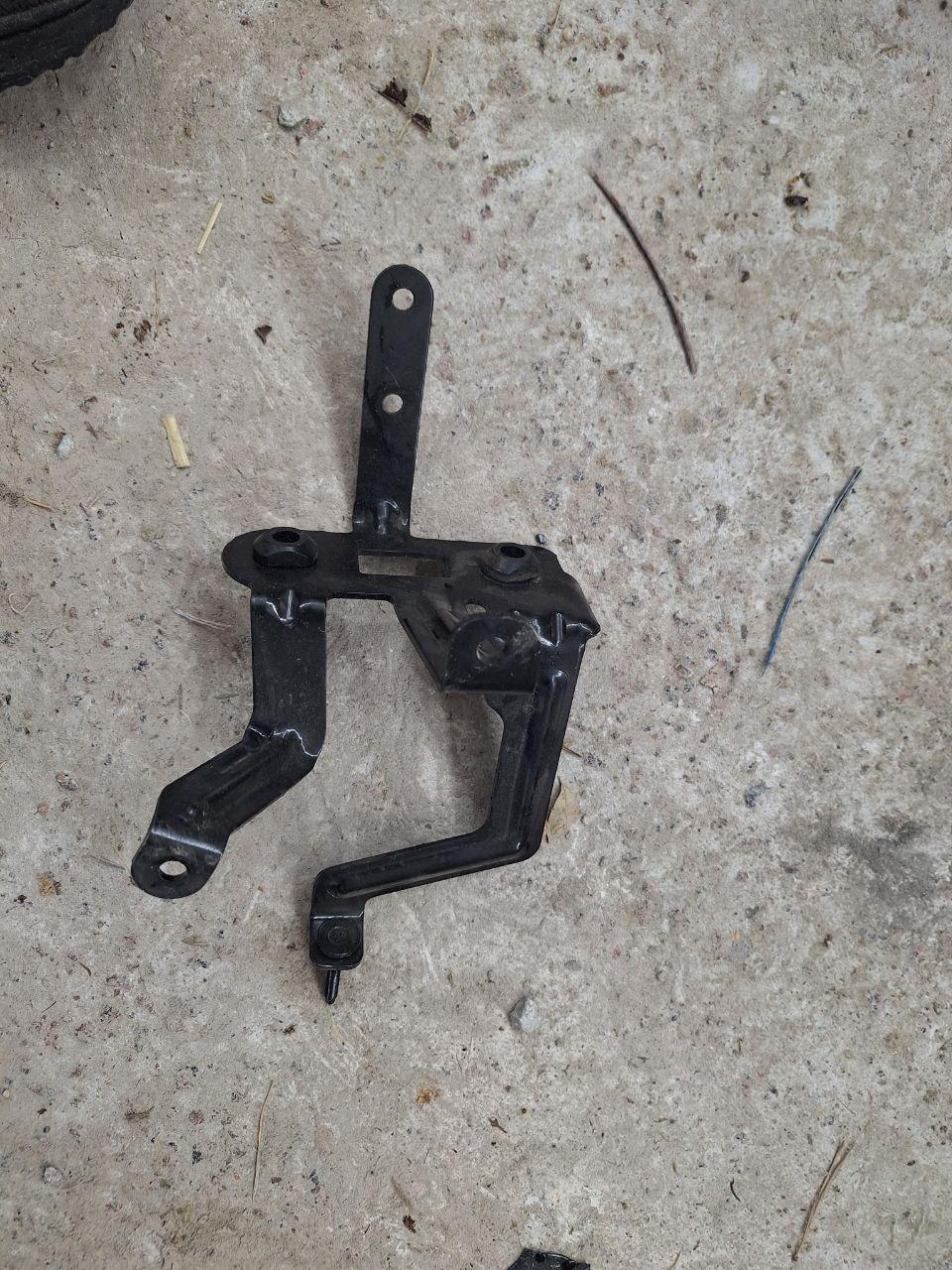Кронштейн L1M39647AE із двома подушками резинками HL34-9P686-AA Ford Explorer 3.3 2020 б/у оригінал