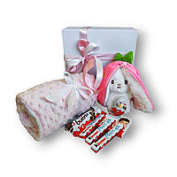 Детский подарочный набор с мягкой игрушкой кролик-клубничка и пледом (GB-0011)