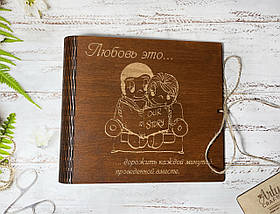 Фотоальбом у дерев'яній обкладинці "Кохання це..." з гравіюванням (листи 25х25 см) (тик. дерево)