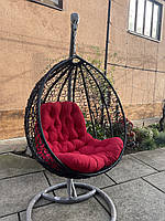 Кресло-кокон с ротанга, черное с красной подушкой