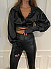 Чорна укорочена блуза з королівського атласу з об'ємним рукавом на запах з палітурками, фото 3