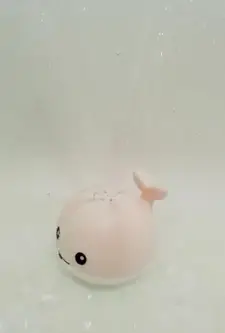 Іграшка для ванної Qinye Toys Великий Кит спрей, що світиться з фонтаном 15 см Рожевий YU227, фото 2