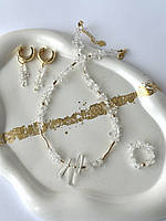 Комплект украшений: ожерелья, серьги и кольца из горного хрусталя и гипоаллергенной фурнитурой.