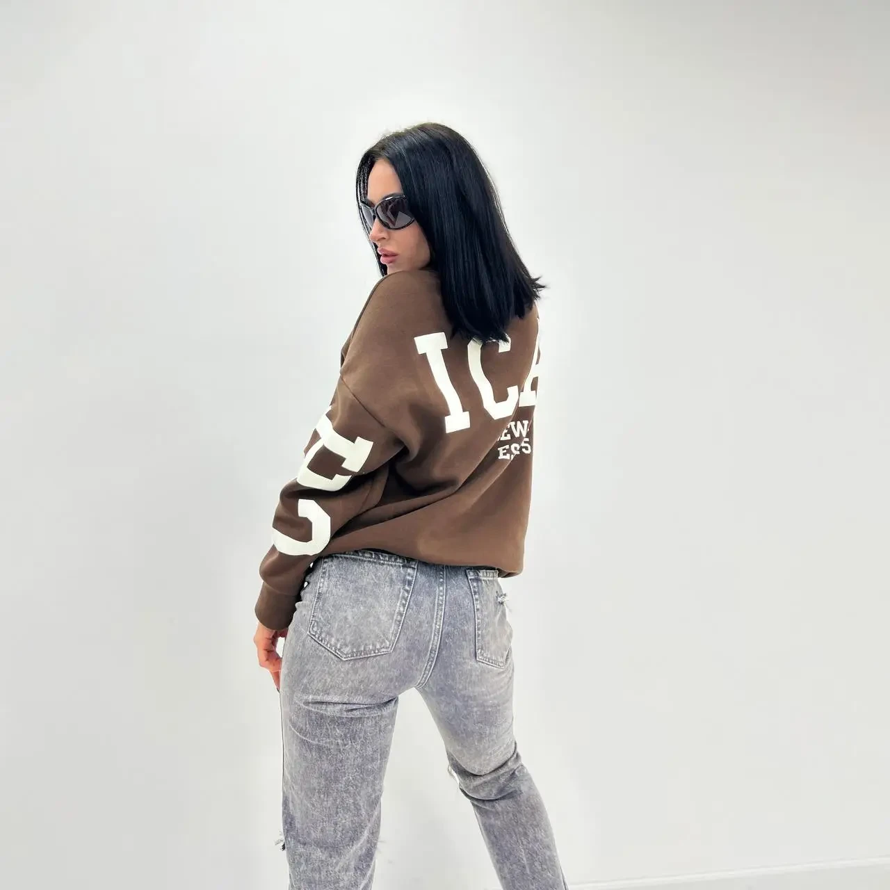 Демісезонний жіночий батник на флісі з написами на спині та рукавах