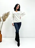 Белый женский пуловер из ангоры свободного кроя