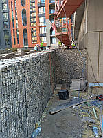 Облицювання габіонами бетонних стін.