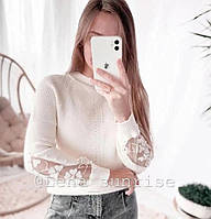 Кашеміровий светр джемпер з вишивкою на рукаві білий