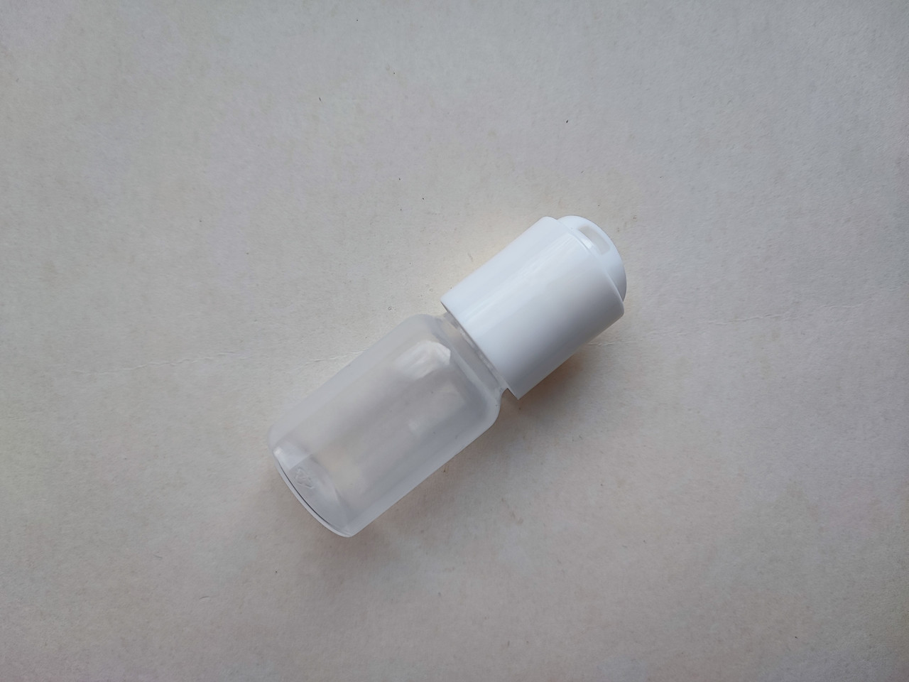 15 - 12 мл Поліпропілен (РР) напівпрозорий з білим диск-топ 20/410, круглий ПЕТ пластиковий флакон, пластмасовий у комплекті