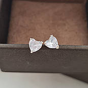 Сережки пусети срібні у формі сердечок з білими фіанітами сердце