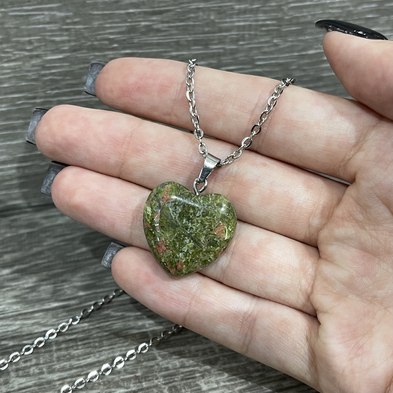 Натуральний камінь Яшма кулон у формі сердечка на ювелірному ланцюжку - оригінальний подарунок коханій дівчині
