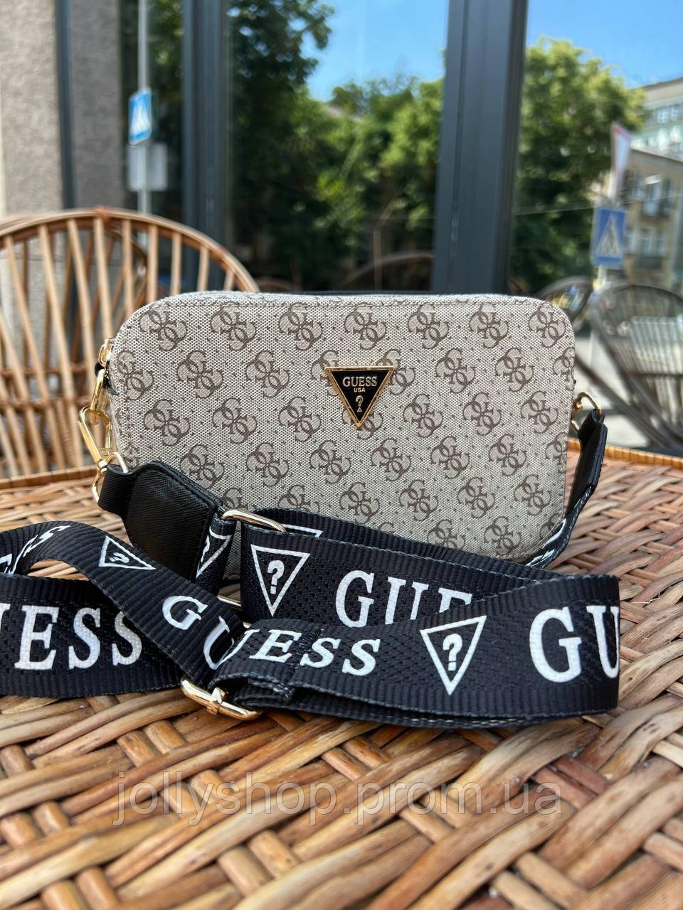 Жіноча сумка Guess snapshot сірого кольору, брендова сумка через плече.