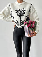 Свободный женский белый свитер с заниженной линией плеча и широким рукавом с эластичной манжетой