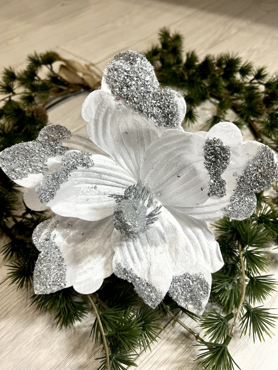 Різдвяна квітка магнолія . Новорічна прикраса - магнолія біла (22 см)