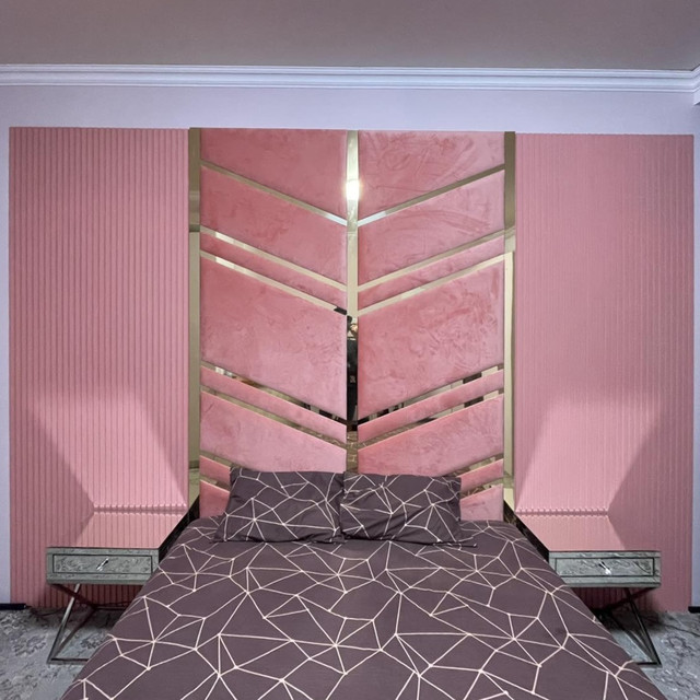 Стінові панелі рожевим кольором