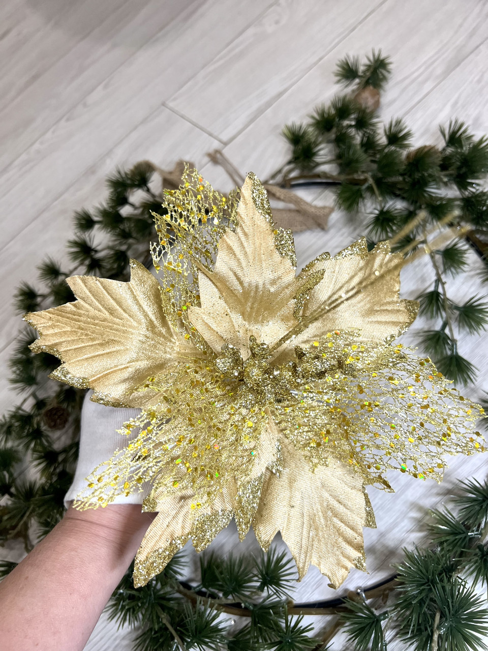 Новорічна прикраса — пуансеттія. Різдвяна квітка пуансеттії золота (25 см)