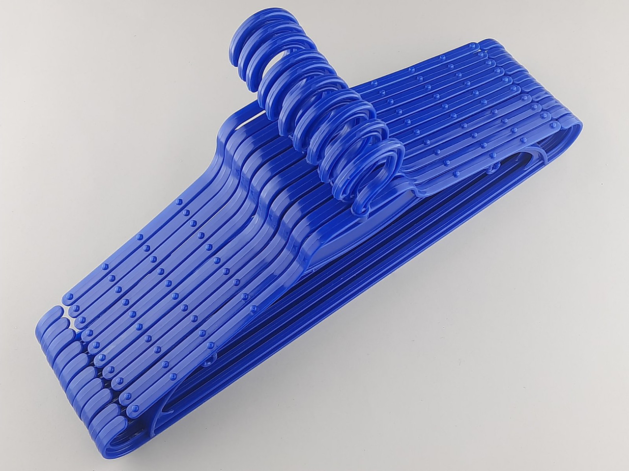 Плечики вешалки тремпеля V-L2 синего цвета, длина 43 см, в упаковке 10 штук - фото 4 - id-p2021180098