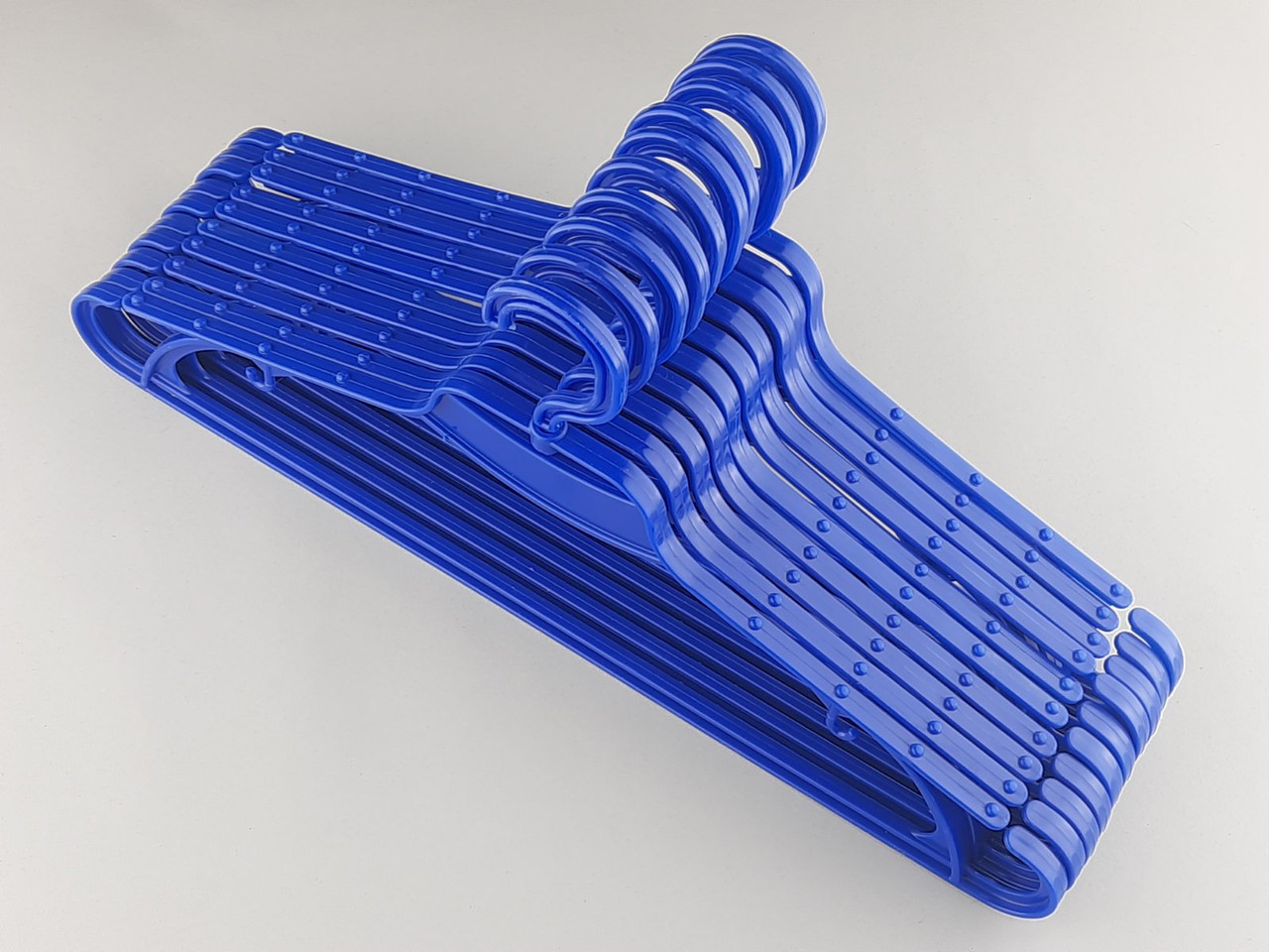 Плечики вешалки тремпеля V-L2 синего цвета, длина 43 см, в упаковке 10 штук - фото 1 - id-p2021180098