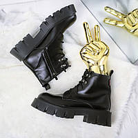 Демисезонные женские кожаные ботинки на стильной платформе черные M-12