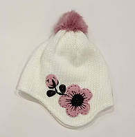 В'язана шапка з рожевою квіткою, Польща