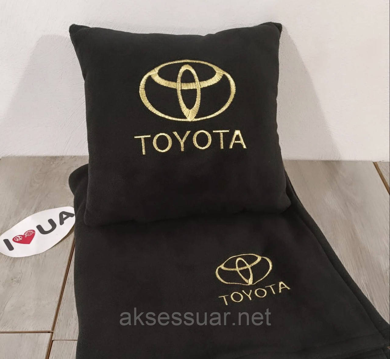 Подушка та плед в машину з вишитим логотипом Toyota