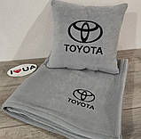 Подушка та плед в машину з вишитим логотипом  Toyota, фото 4