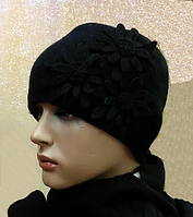 Красива чорна шапка з трьома ніжними квітками від Kamea Zlata