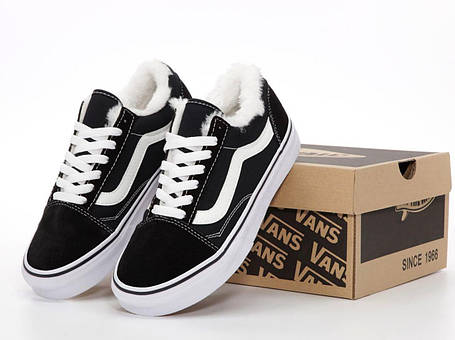 Жіночі зимові низькі кеди Vans Old Skool Black White Winter Fur Ванс чорно білі замша на білому хутрі, фото 1