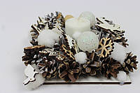 Подсвечники и новогодние венки Новогодние подсвечники на стол с декорированием в белом цвете