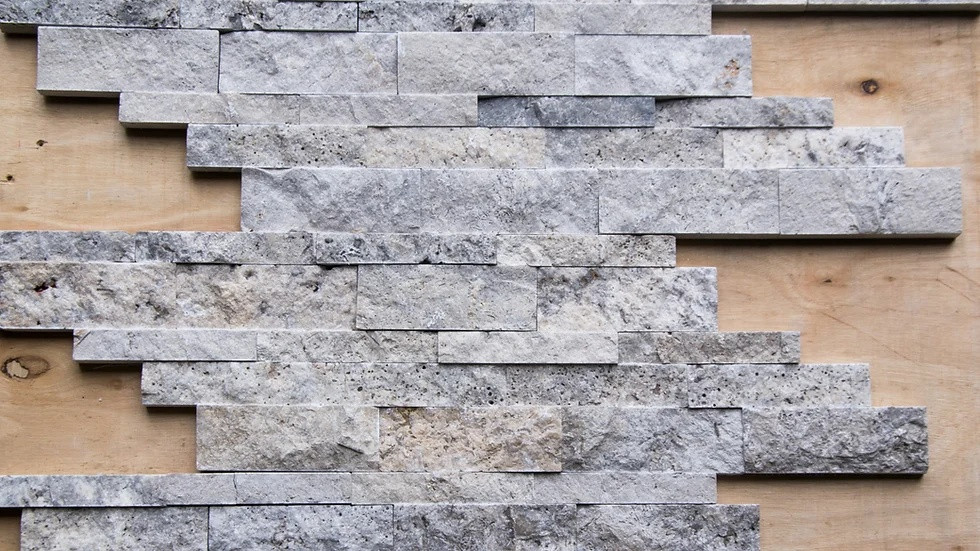 Плитка мозаїчна з травертину Silver Travertine Split Face Interlocking panel 1,7х17,4х53 см, панель, сіра с