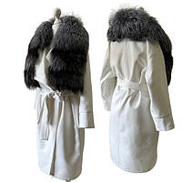 Біле пальто з коміром із хутра чорнобурої лисиці 50 RO-27043