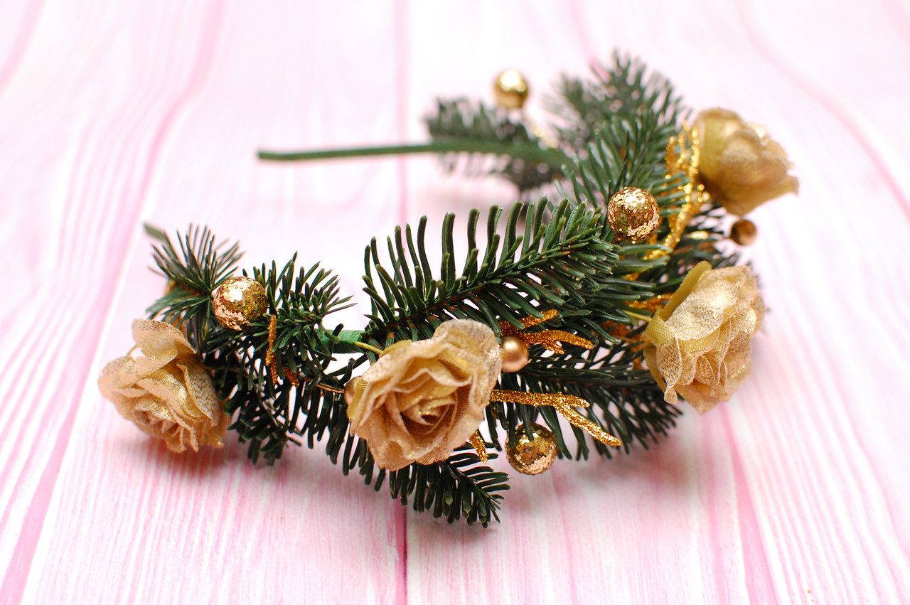 Ободок для волосся / обруч на голову новорічний з гілочками ялинки та золотистими квітами 672, фото 1