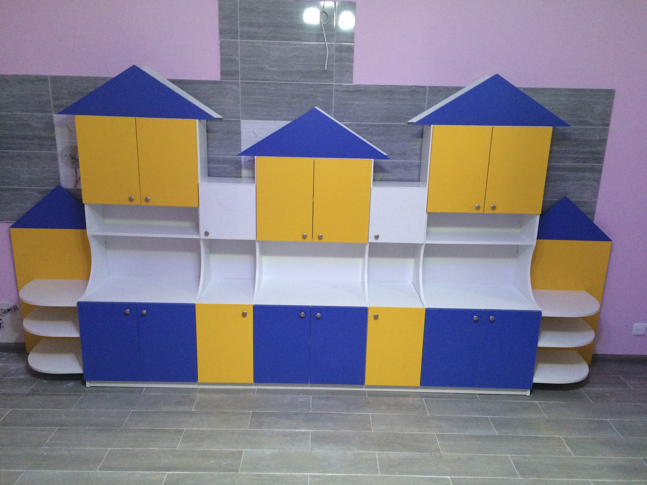 Яркая стенка "Замок" для детской комнаты в детские учреждения и стеллаж с тумбами для детских игрушек и книг - фото 3 - id-p2022148832
