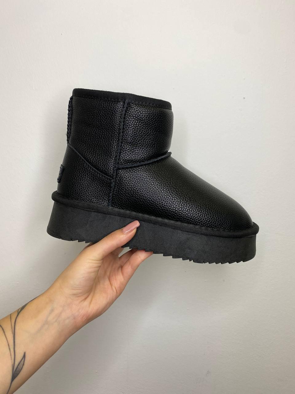 Уги жіночі Ugg Classic Mini Black Leather Platform чорні лого шкіряні класичні з хутром на платформі