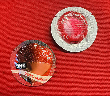 Презервативи ONE Flavorwaves Chocolate Strawberry - З ароматом шоколаду і полуниці (червоний колір)