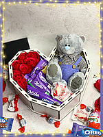 Сувенирные и подарочные наборы со сладостями Подарочные боксы для девушек Подарок для мамы с мишкою с розами l