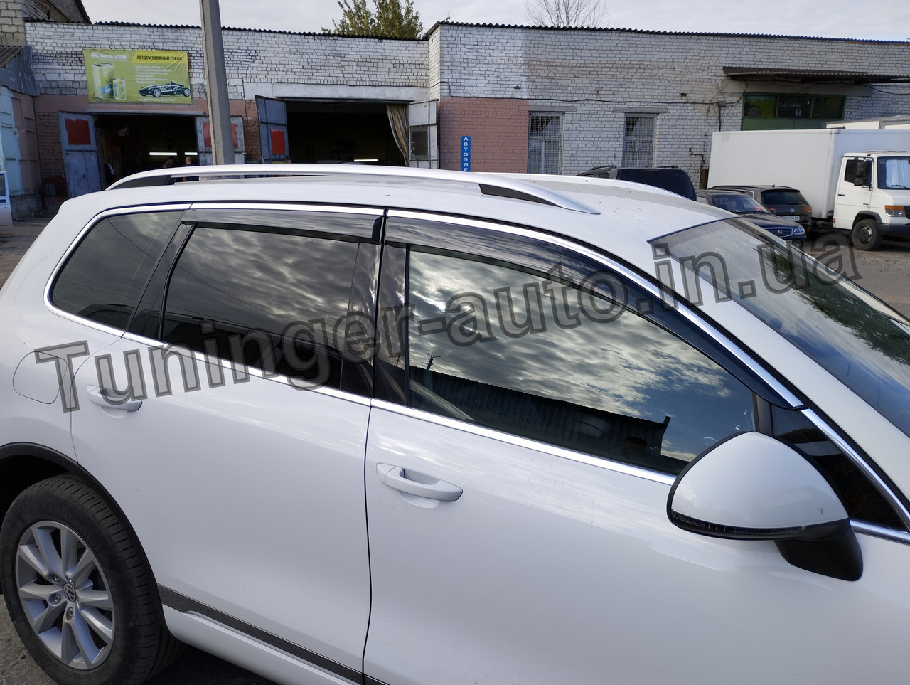 Дефлектори вікон із хром молдингом (вітровики) Volkswagen Touareg 2010-2018 (Uncle/Тайвань)