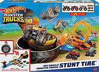 Набор Hot Wheels Monster Trucks Stunt Tire с 3 игрушечными грузовиками-монстрами и 4 игрушечными машинками