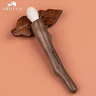 Косметическая кисть для нанесения теней с деревянной ручкой