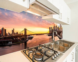 Кухонна панель на стіну жорстка міст Бруклінський на тлі міста, з двостороннім скотчем 62 х 205 см, 1,2 мм