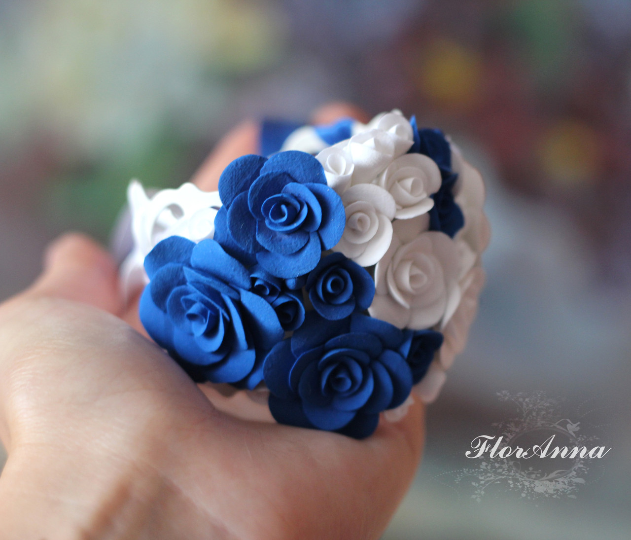 Широкий браслет с цветами ручной работы из полимерной глины "Бело-синие розы" - фото 4 - id-p194254619