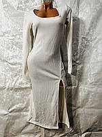 Белое женское платье с длинным рукавом с разрезом сбоку