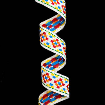 Стрічка оздоблювальна з українським орнаментом 15 мм колір біла з разнокольоровим орнаментом