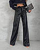 Трендові штани середньої посадки з бічними кишенями екошкіра на флісі чорний, фото 2
