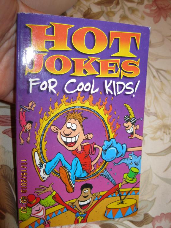 Книга на английском языке шутки из англии HOT JOKES - фото 1 - id-p360570642